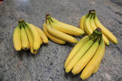 Четыре связки бананов